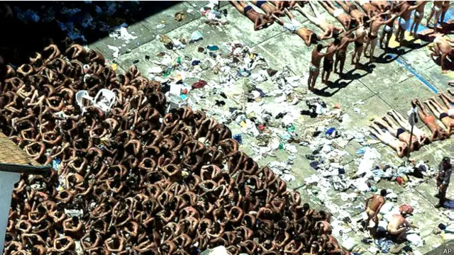 Prioneros en Carandirú tras un motín el 19 de febrero de 2001