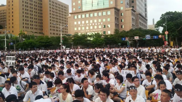 示威者坐在地上参加活动