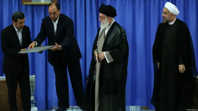 مراسم تنفیذ حسن روحانی با حضور مقام های ارشد جمهوری اسلامی در حسینیه امام خمینی برگزار شد.