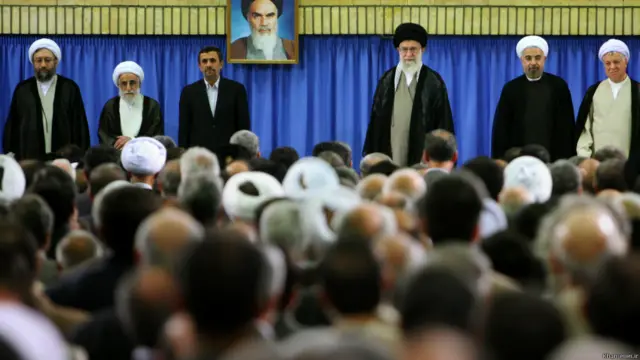  از راست: اکبر هاشمی رفسنجانی، حسن روحانی، آیت الله خامنه ای، محمود احمدی نژاد، احمد جنتی و صادق لاریجانی