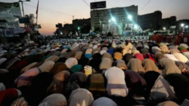 نمازگزاران معترض پیرامون مسجد رابعه العدویه