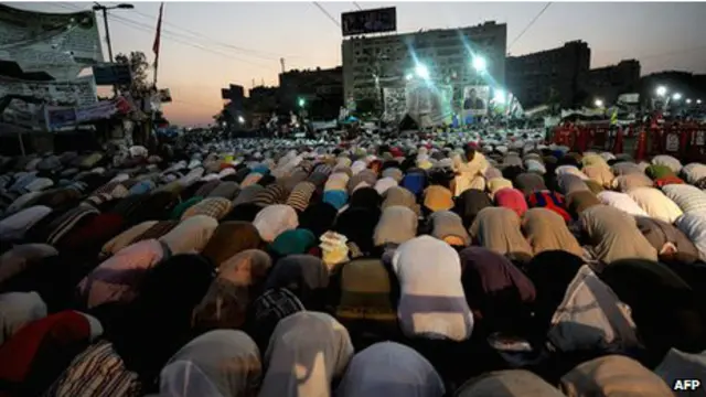 Сторонники Мохаммеда Мурси молятся возле каирской мечети Рабаа- аль-Адавия