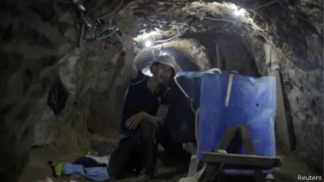 Палестинец в тоннеле в районе Рафаха