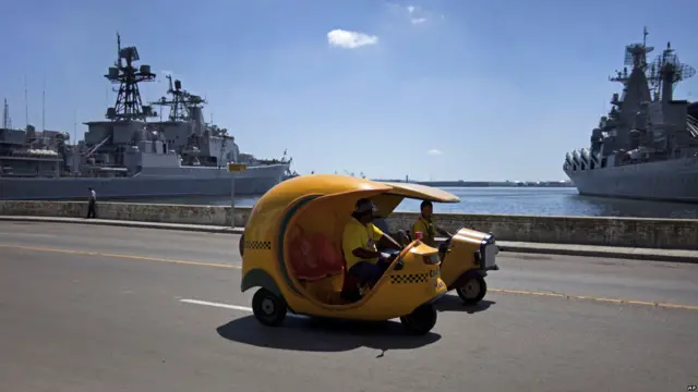 Dos taxis delante de los buques