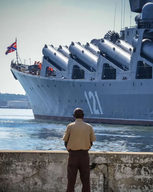 Un guardia delante de uno de los buques