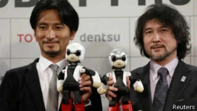 کی‌روبو و میراتا در دستهای سازندگان خود: پروفسور تاکاهاشی (چپ) و فومینوری کاتائوکا مدیر پروژه تویوتا 