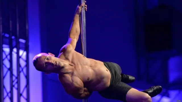 पोल डांसिंग