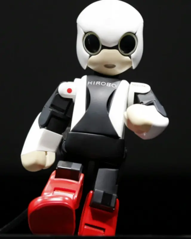 کی‌روبو می‌تواند بایستد، راه برود، دست بدهد و با بی‌وزنی تطبیق پیدا کند