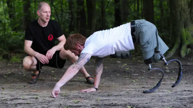 लांस बॉम्बार्डियर जेम्स सिम्प्सन, DOUBLE AMPUTEE Lance Bombardier James Simpson