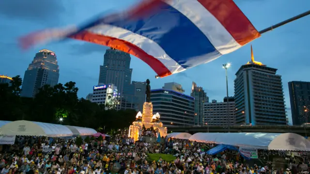 ထိုင်းနိုင်ငံ မြို့တော် ဘန်ကောက်မှာ လူပေါင်း ထောင်နဲ့ချီပြီး အစိုးရကို ဆန့်ကျင် ဆန္ဒပြနေကြ ပါတယ်။