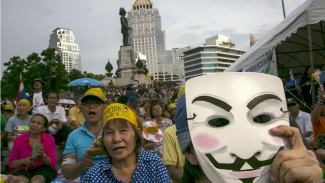 သက်ဆင်ရဲ့ ညီမ ယင့်လတ် ရှင်နာဝပ် က ဝန်ကြီးချုပ်အဖြစ် ဦးဆောင်နေတဲ့ အခု အစိုးရ ကတော့ ဘန်ကောက်မြို့မှာ လုံခြုံရေးကို တိုးချလိုက်ပါတယ်။