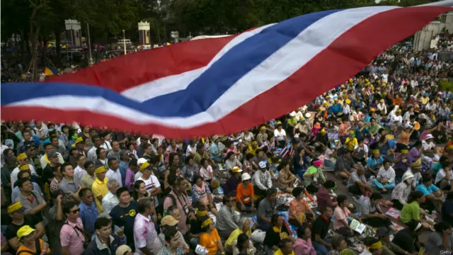 ၂၀၀၆ ခုနှစ်မှာ စစ်တပ်က အာဏာသိမ်းပြီး အဲဒီတုန်းက ဝန်ကြီးချုပ် သက်ဆင် ရှင်နာဝပ်ကို ရာထူးကဖြုတ်ချခဲ့ပြီးနောက် ဖြစ်ပွားခဲ့တဲ့ အကြမ်းဖက်မှုတွေမှာ ပါဝင်သူတွေကို လွတ်ငြိမ်းချမ်းသာခွင့်ပေးဖို့ လုပ်နေတာကို ကန့်ကွက်နေကြတာ ဖြစ်ပါတယ်။