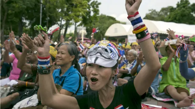 အဲဒီ တုန်းက မျက်ကွယ် ထောင်ဒဏ် ချမှတ်ထားတဲ့ မစ္စတာ သက်ဆင်ကိုလည်း နောက်ဆုံးမှာ လွတ်ငြိမ်း ချမ်းသာခွင့် ပေးမှာကို အမျိုးသားရေး ဝါဒီတွေက စိုးရိမ်နေကြတာပါ။