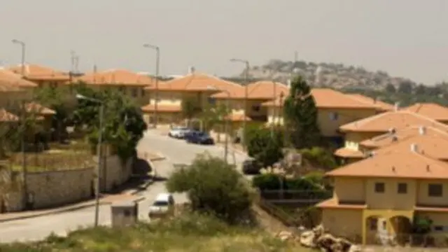 تنظر معظم دول العالم إلى المستوطنات الاسرائيلية بوصفها غير قانونية