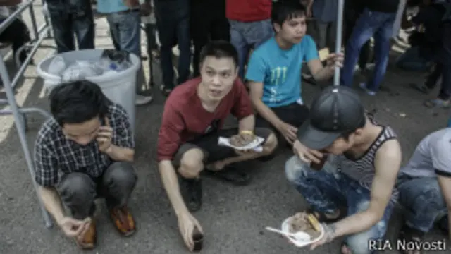 Мигранты едят гречку