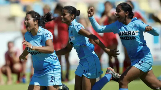 जूनियर विश्व कप हॉकी में कॉस्य पदक जीतने के बाद रानी राजपाल (बीच में) साथियों के साथ झूम उठीं.