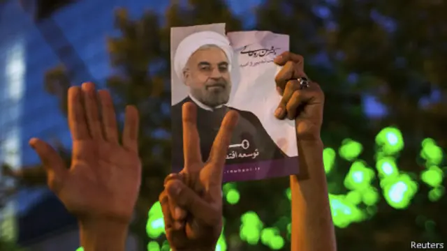 Afiche con el rostro del presidente de Irán, Hassan Rohani