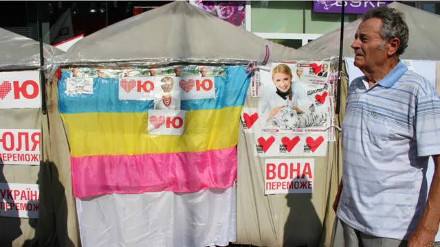 Тут цілодобово перебувають близько 20 партійців "Батьківщини". Всі вони - кияни, і належать до районних осередків партій.