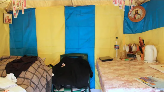 За кожним райосередком закріплений свій намет з мінімальними зручностями.