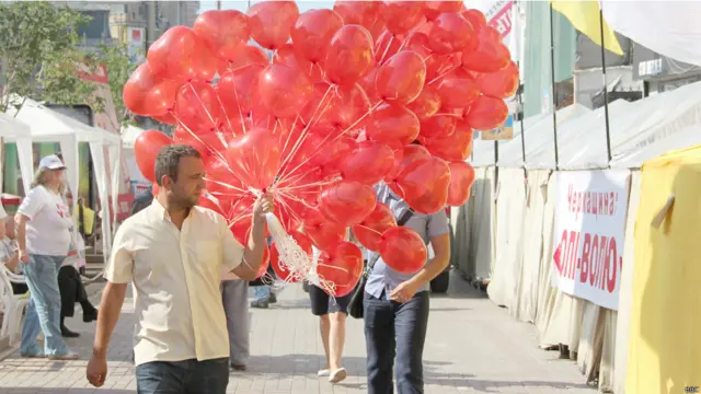 Жителі містечка розповіли ВВС Україна, що їхні будні складаються з чергувань та агітаційної роботи - спілкування з перехожими.