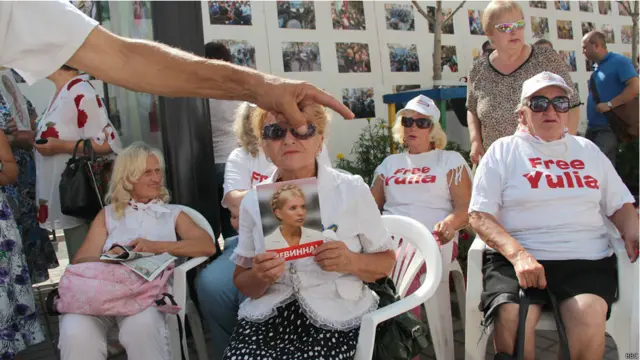 Ці жінки кажуть, що регулярно чергують у містечку вже два роки, з дня його заснування.