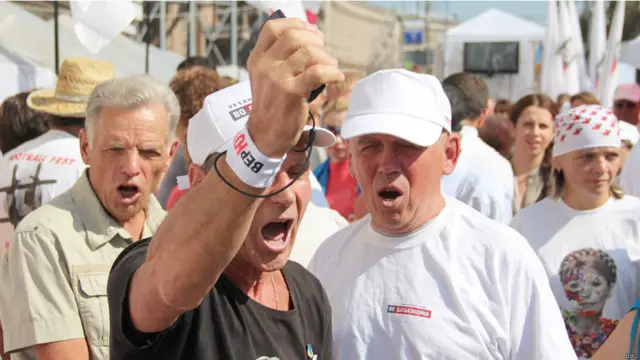 То тут, то там спалахують емоційні дискусії, спровокувати які може провокативне запитання перехожого, наприклад: "А за що її посадили?"