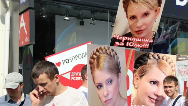 Портретів ув'язненої прем'єрки теж не бракує.