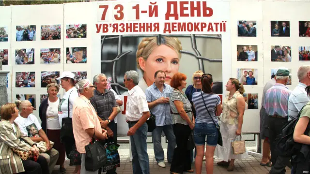 У наметовому містечку прихильників пані Тимошенко в центрі Києва з цієї нагоди відкрили виставку фотографій про життя екс-прем'єра.
