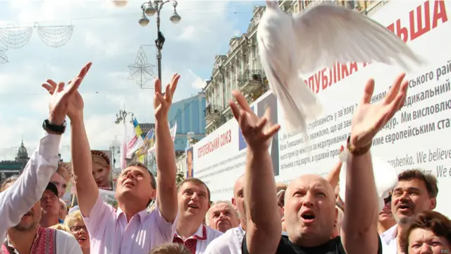 Після церемонії з голубами пан Турчинов сказав, що "Батьківщина" збирає підписи громадян з проханням до Європейського суду прискорити розгляд справи екс-прем'єра.