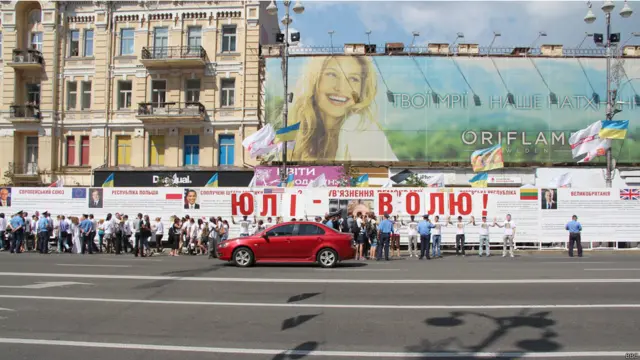 5 серпня виповнилося два роки, відколи екс-прем'єр Юлія Тимошенко потрапила за ґрати через підозру в перевищенні службових повноважень, за що пізніше була ув'язнена.