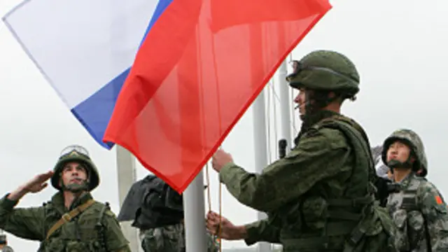 中国和俄罗斯都受到来自美国和西方的战略压力,因此自然会发展某种新的非正式的联盟关系来平衡外部挑战(图图为俄中联合军演)。