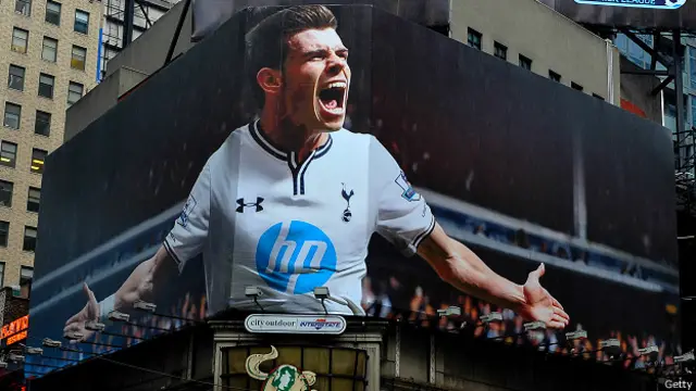 Gareth Bale en una valla en Times Square