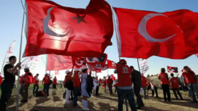 محتجون خارج مجمع المحكمة