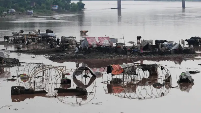 حکام کے مطابق دریا میں پانی کی سطح جب 6 لاکھ کیوسک سے بلند ہوجائے تو صورتحال قابل تشویش ہوجاتی ہے
