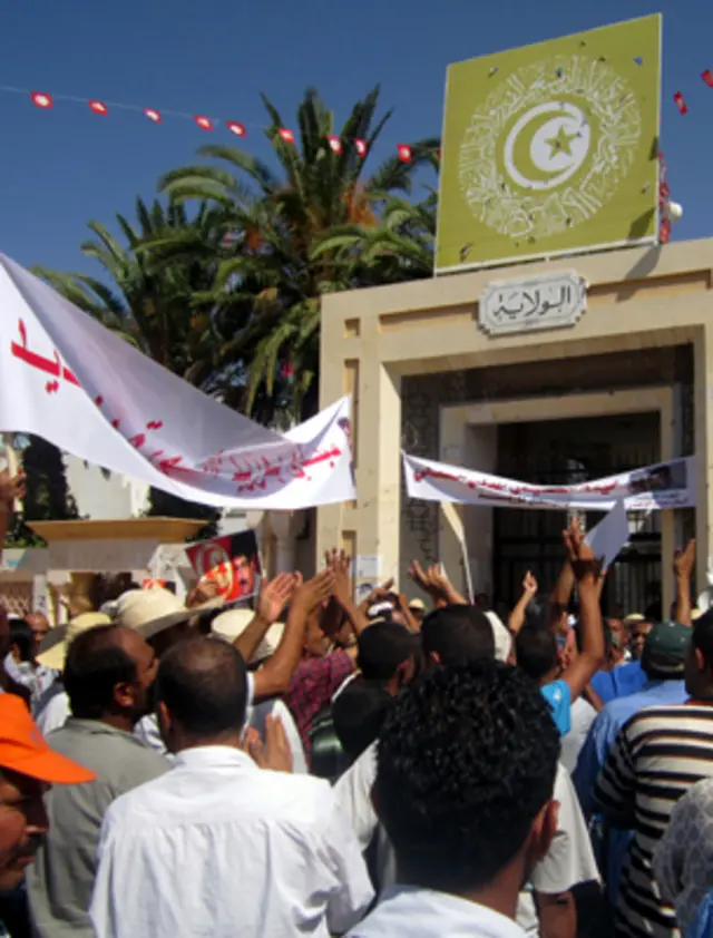 يعبر معتصمون عن غضبهم بمنع الوالي من دخول مكتبه منذ أكثر من أسبوع