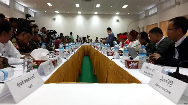 ဒီသမိုင်းဝင် ငြိမ်းချမ်းရေးဆွေးနွေးပွဲမှာ နှစ်ဘက်ကိုယ်စားလှယ်များ အစုံအညီ တက်ရောက်ဆွေးနွေးခဲ့ကြပါတယ်။