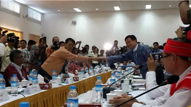  ABSDF ခေါင်းဆောင် ရဲဘော်သံခဲနဲ့ မြန်မာအစိုးရ ငြိမ်းချမ်းရေး ဖော်ဆောင်ရေး အဖွဲ့ခေါင်းဆောင် ဦးအောင်မင်းတို့ ရင်းရင်းနှီးနှီး လက်ဆွဲနှုတ်ဆက်ကြပါတယ်။