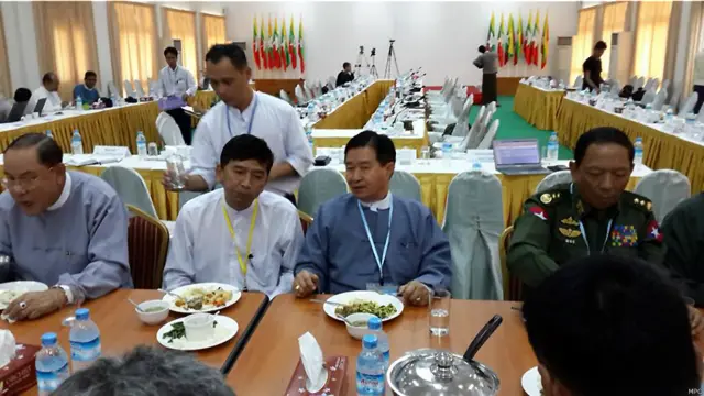 အစည်းအဝေးအပြီးမှာ အတူ ထမင်းလက်ဆုံစားရင်း စကားစမြည်ပြောကြပါတယ်။