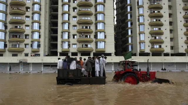 कराची में भारी बारिश और पानी की निकासी का मुनासिब प्रबंध न होने की वजह से कई सड़कें पानी में डूबी हैं. 