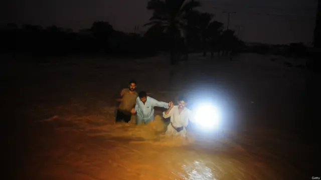 कराची में बारिश के कारण आज जनजीवन पूरी तरह व्यस्त हो गया है. शहर में रह रह कर बारिश हो रही है. 