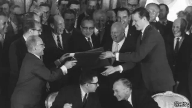 Подписание договора в Москве в 1963 году