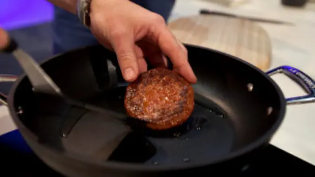 कड़ाही में तला जाता बर्गर