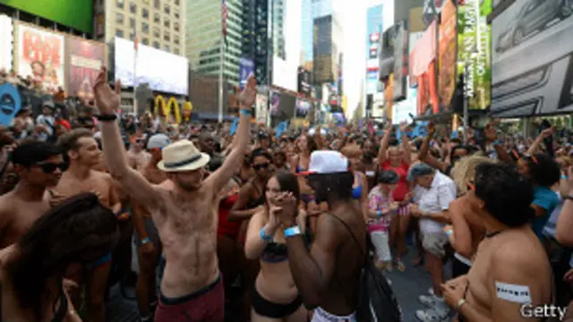 Concentración de personas en ropa interior