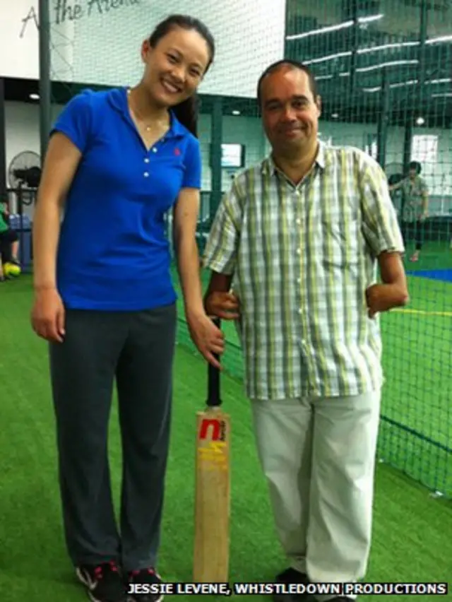 中国女队第一任队长与BBC记者弗莱德·德夫合影