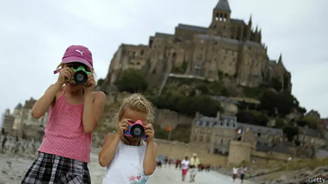 Niñas con cámaras fotográficas en el Monte Saint-Michel