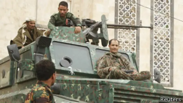 Военный около посольства США