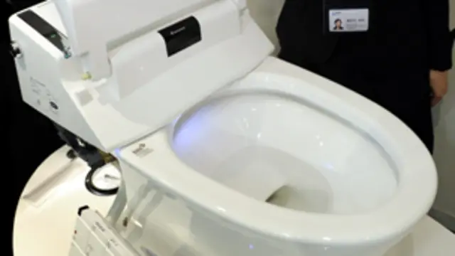 تستخدم هذه المراحيض خاصية البلوتوث لاستقبال التعليمات من خلال تطبيق الهاتف