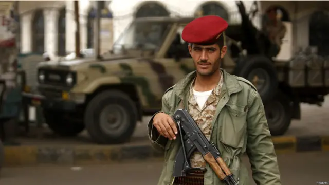 Военнослужащий у блокпоста. 