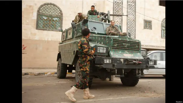 Бронемашина в Сане.