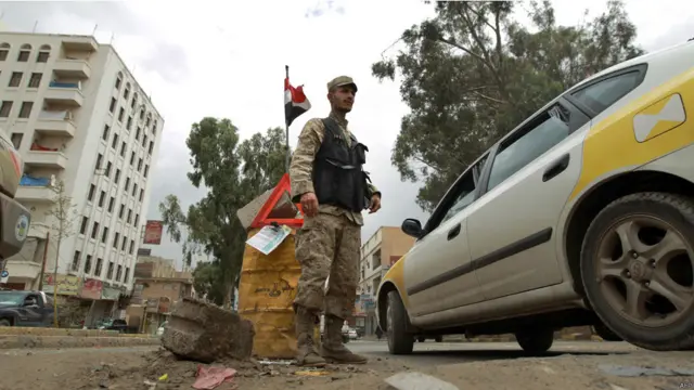 Полицейский на блокпосту в Сане. 